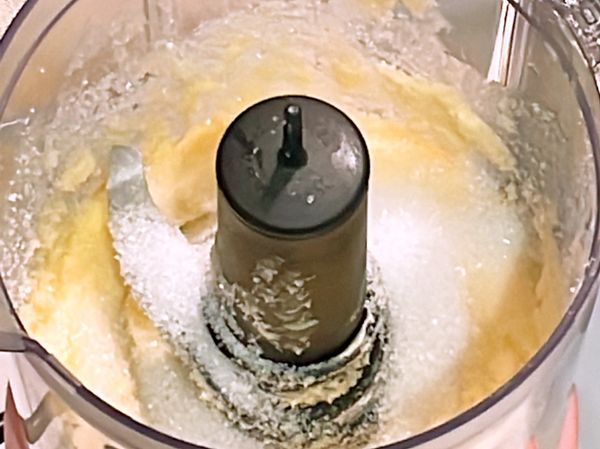 把白糖分三次加入奶油攪拌