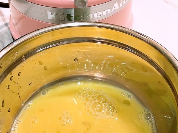 之後將2顆全蛋打均勻