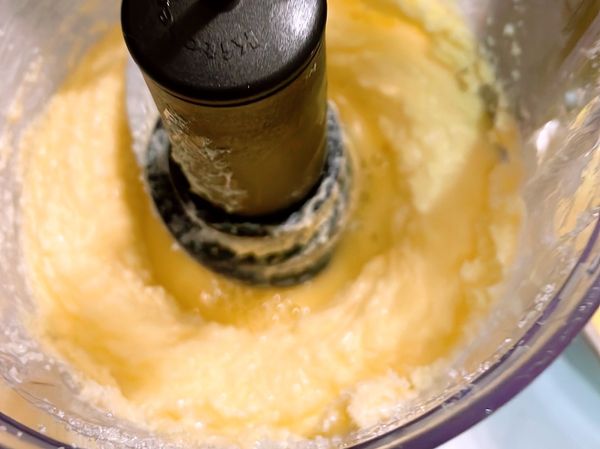 將蛋液分三次拌入攪拌至乳白色即可