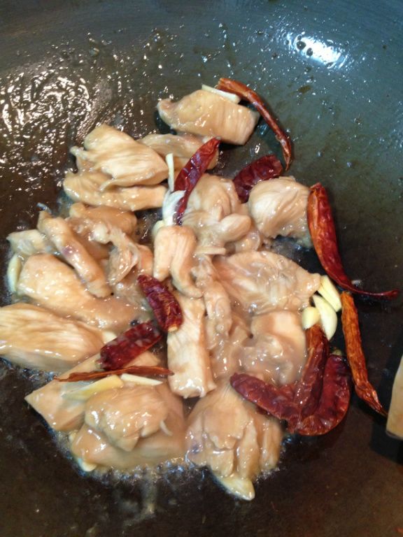 加入乾辣椒及蒜頭拌炒，(喜歡吃辣的可以加點生辣椒增加辣度)