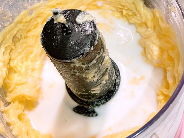 加入鮮奶與蜂蜜