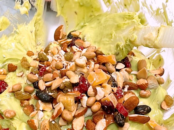 將麵糊倒入玻璃盆加入其他堅果用刮刀拌勻