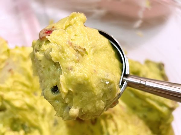 用冰淇淋勺舀麵糊