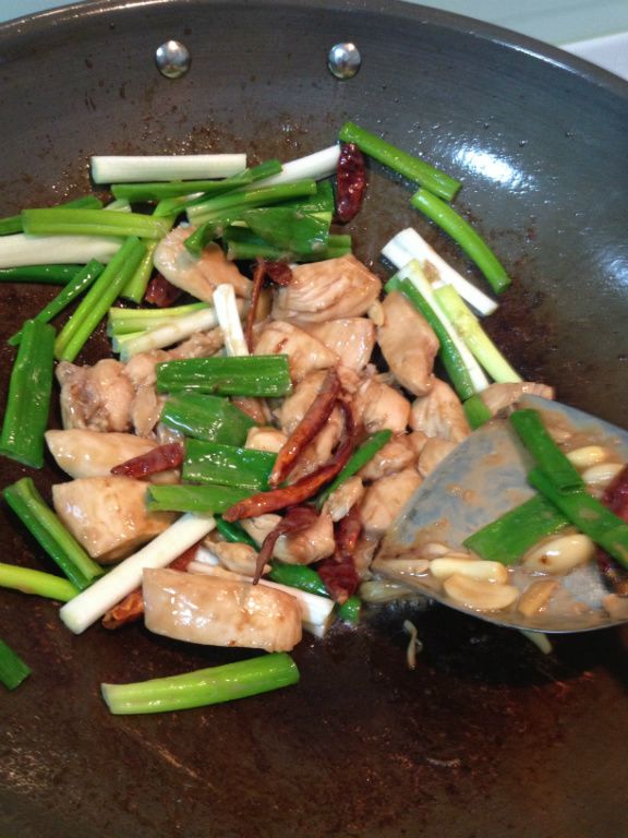 加入蔥段快炒