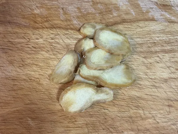 薑切片；並煮滾蒸鍋裡的水，要煮到大滾；