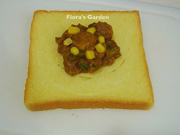 把適量的咖哩放在吐司中央