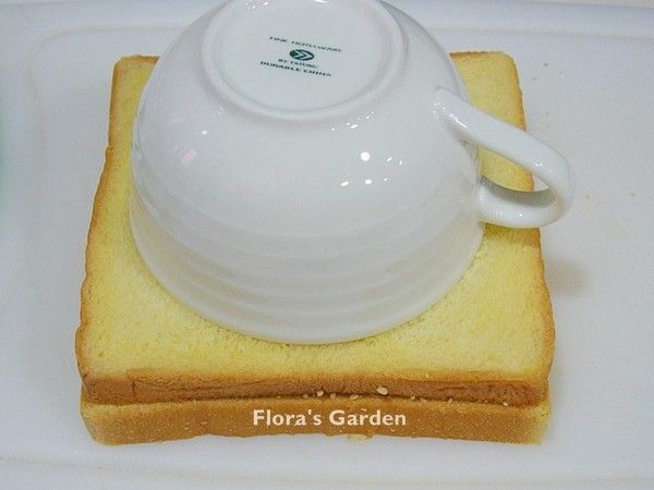 蓋上另一片吐司，使用一個大小適中的杯子蓋在上面。