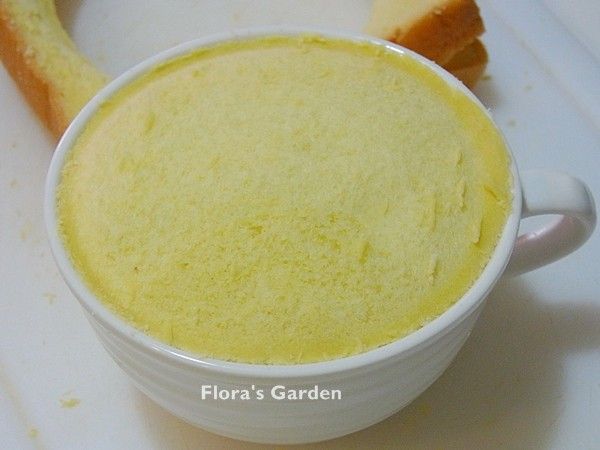 用力壓~以旋轉方式將吐司壓斷，不要用刀子切、吐司邊緣才能真正密合。