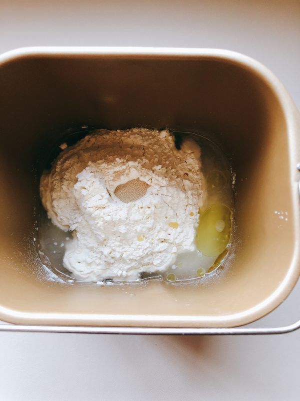 用自己習慣的方式揉面，直至麵團光滑、不粘。