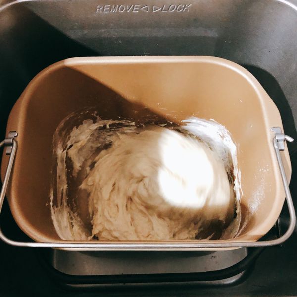 *我用機器揉了2個程式，大概24分鐘。
*麵團水量大，揉面有點耐心。揉好後麵團濕潤、略粘手，但是滾動時會自己抱團，不會粘在手上。