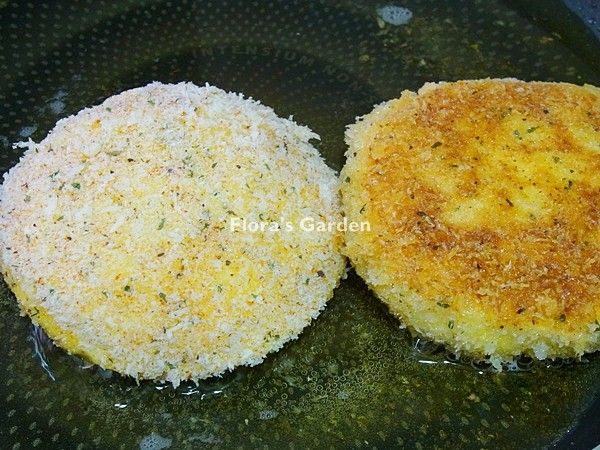 不想用太多油，半煎炸就可以，一面煎至金黃色再翻面煎。