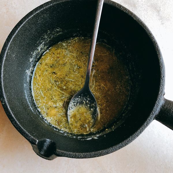 鬆弛的時間製作蒜香乳酪奶油面：
融化30g的有鹽奶油，加入大蒜粉、意式香料(*見tips)、幹歐芹和芝士粉。拌勻。