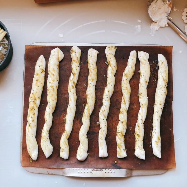 刷上蒜香乳酪奶油面。