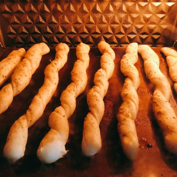 烤箱提前預熱到位，200°C 烘烤15分鐘，直到麵包棒底部輕微變黃。