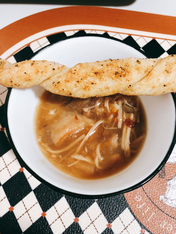 曬一下昨晚老杜為我準備的晚餐，魚翅羹配麵包棒~
今天要去疫區了…