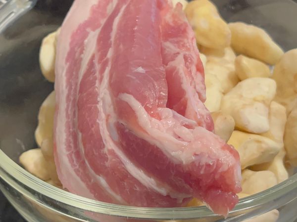 1、菱角洗淨，五花肉切條狀