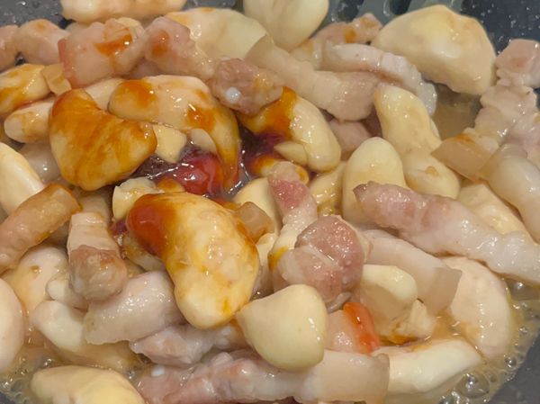 3、放菱角翻炒後，加蠔油、米酒、胡椒粉翻炒均勻後，加半碗水，稍微燜煮至菱角軟化，再拌入蔥段即可