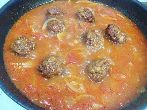 開始做義大利麵。
煮一大鍋水，水滾後加入鹽巴、放入義大利麵去煮熟。
在煮麵同時，起熱鍋、爆香大蒜跟辣椒，還有加入洋蔥稍微拌炒一下，
加入蕃茄罐頭炒一下，加入適量的水，水滾後放入一點鹽跟糖調味，然後放入肉丸子燉煮。至少要燉煮10分鐘，水分一定會減少，不用擔心，可以另外加入煮麵水或是開水都可以。