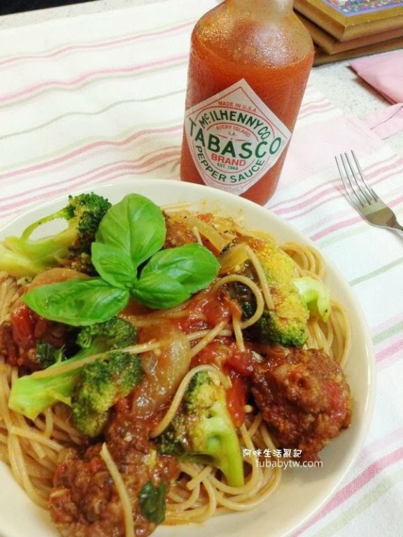 在煮義大利麵的鍋子內放入花椰菜燙熟，然後跟義大利麵一起放入茄汁肉丸的醬汁內煮一下，最後放入一點羅勒拌炒一下就可盛盤。