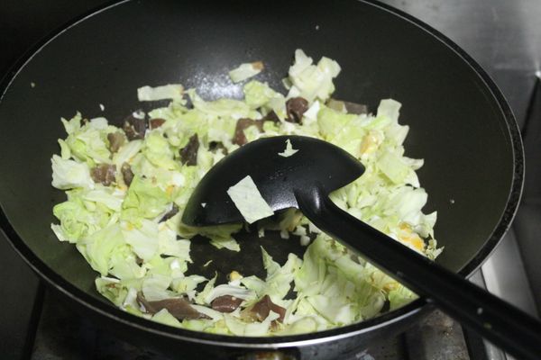 熱鍋放油，油熱後放蛋進去炒，炒香後放入木耳及高麗菜拌炒