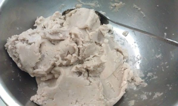 芋頭切塊，用大同電鍋蒸熟，趁熱壓碎(保留部份小顆粒ok)，並拌入奶油、鹽、胡椒粉，放涼備用。