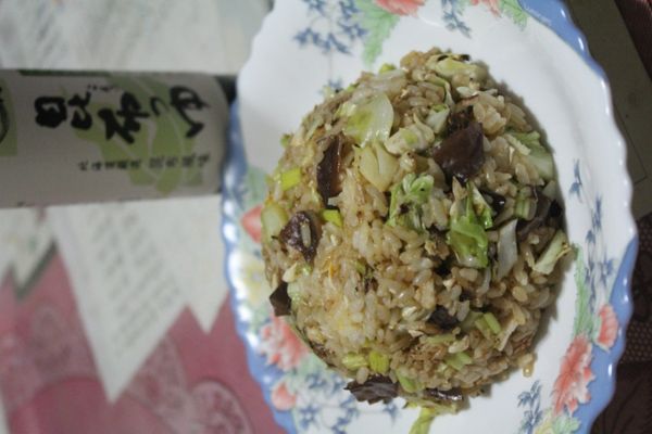 等飯炒熱均勻後加入”時間淬釀的甘露之味”，等所有飯都上色後放芹菜末，即可上桌囉！
