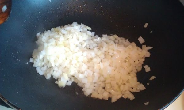 洋蔥切小丁，入鍋中與少許油拌炒1分鐘