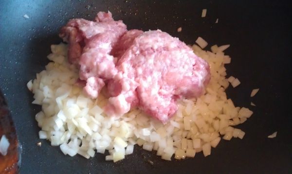 繼續加入絞肉炒散