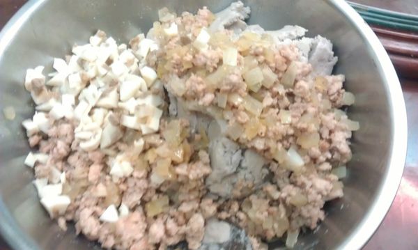 將步驟4與切碎的魚丸(可省略)倒入拌好的芋泥中拌勻。