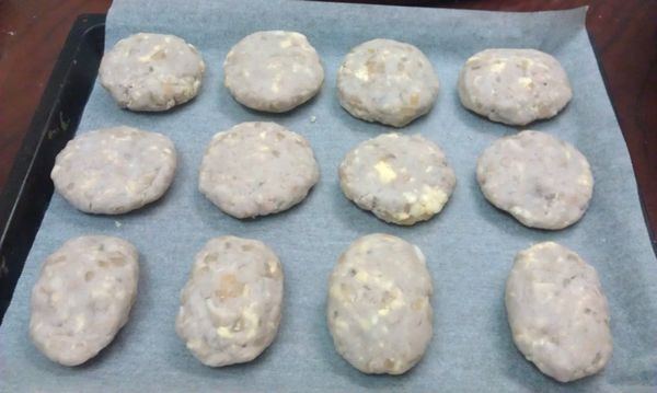 將拌好芋泥取適量抓捏成圓形或橢圓形(共可做出20顆)