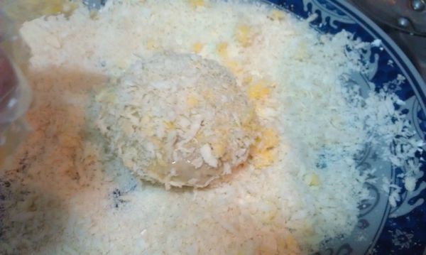 依序沾上麵粉-->蛋液-->麵包粉