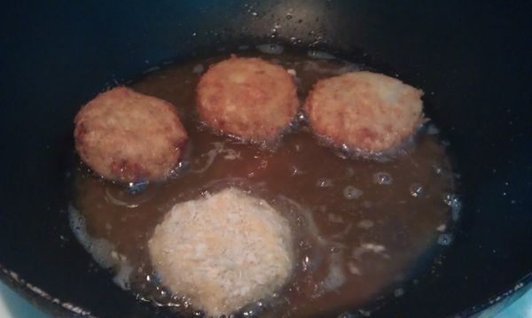 放入鍋中半煎炸至表面金黃即可