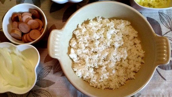 烤盤先刷上無鹽奶油，將白飯倒入盤中稍微壓平。

灑上鹽、黑胡椒。