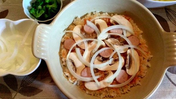 將洋菇、香腸、洋蔥放上。