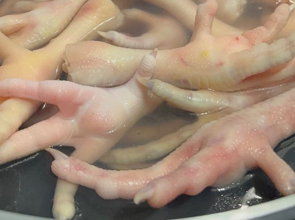 1、雞爪用滾水川燙洗淨