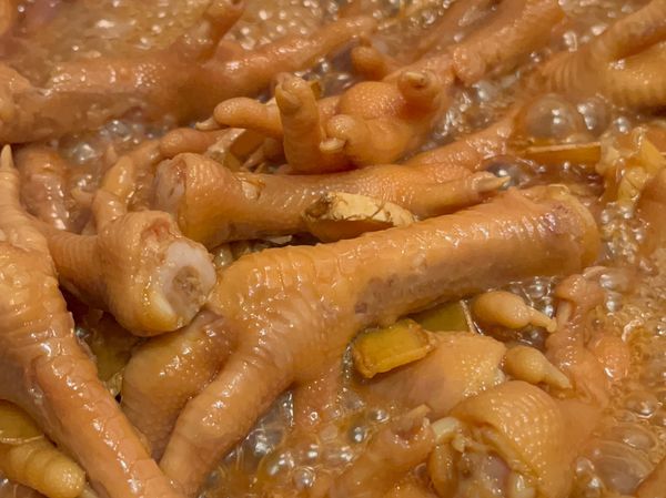 4、煮沸後，蓋上鍋蓋滷30分鐘，再開蓋煮至收汁
5、熄火後，再淋上少許麻油增香即可