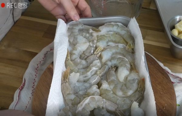 把去殼的蝦子放在廚房紙巾上吸乾水分~
