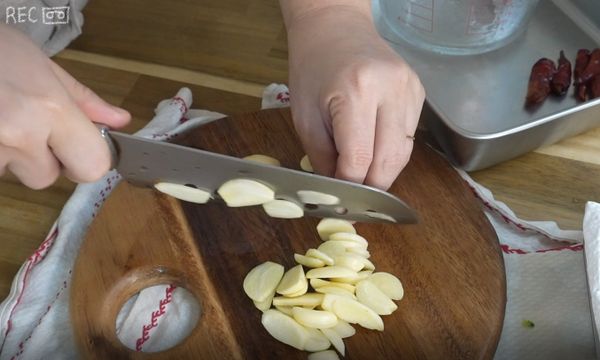 多顆蒜頭切片
再將3顆蒜頭壓碎切成蒜末
喜歡吃辣的朋友 可以多放一點乾辣椒
不吃辣的朋友準備一點點就好