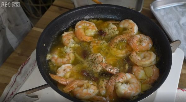 放入蝦子
翻一翻讓正反面均勻煮熟~
最後放一點鹽調味就好
如果有歐芹粉 也一起撒上去~
西班牙蒜蝦完成^^