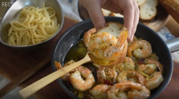 西班牙蒜蝦要配長棍麵包吃才美味!
把長棍麵包切片