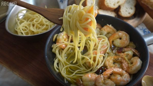 煮一點義大利麵放進蒜蝦裡 
變成大蒜橄欖油義大利麵也超美味!!