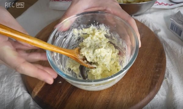 先把蒜頭切成蒜末
份量大約是兩大匙的量
加入2匙奶油、1匙美乃滋、1匙糖 
如有歐芹粉放入半匙後攪拌均勻~