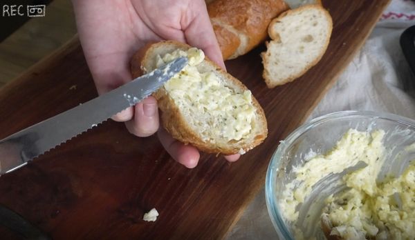 把長棍麵包斜斜切片~
把香蒜奶油抹在其中一面上~