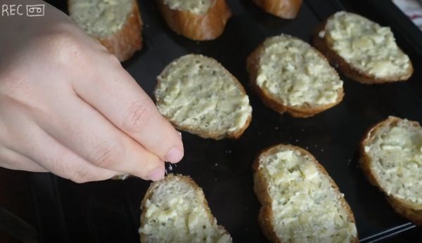 烤之前稍微灑點糖
把麵包放進180度預熱好的烤箱烤15分鐘
家裡沒有烤箱或氣炸鍋的話也可以用平底鍋煎成金黃色