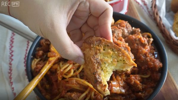 烤完後就完成了
沒有長棍麵包也可以用吐司代替~
吃義大利麵時烤個幾片
把麵放到麵包上一起吃 真的超棒~