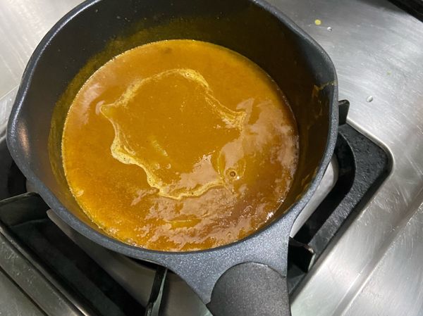 用奶油把洋蔥先炒過（沒有拍照）
洋蔥炒半透明後
加入咖喱塊再加水