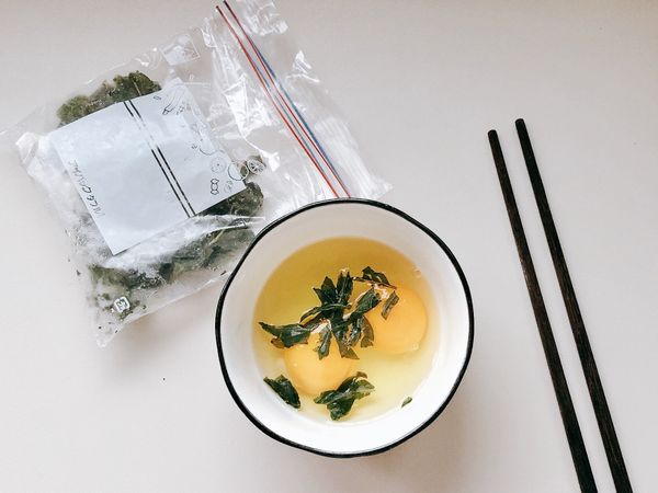雞蛋打散，我加了一些羅勒葉（可選），和鹽打勻。
