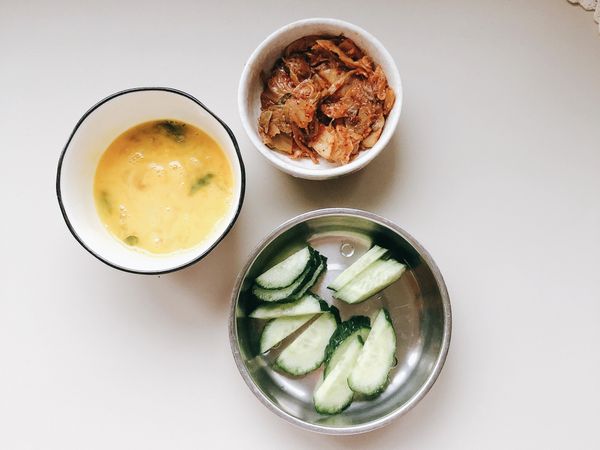 泡菜瀝幹水分，切碎，黃瓜切半月形片狀。
黃瓜可以用西葫蘆代替。