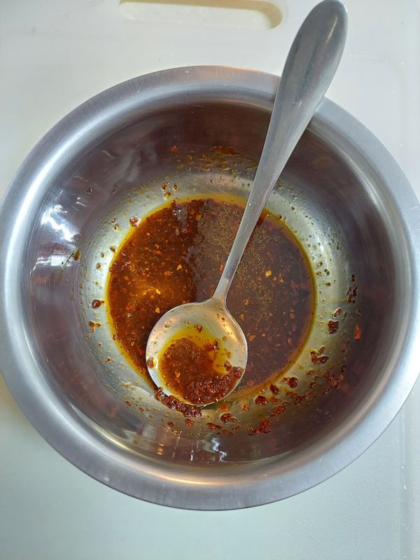 蒜末、辣椒醬、辣椒粉、芝麻油、香油、米酒、醬油、砂糖調勻