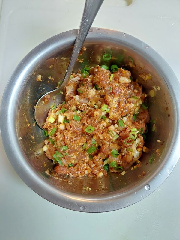 加入豬絞肉拌勻，再加入蔥末、雞粉、白胡椒粉備用